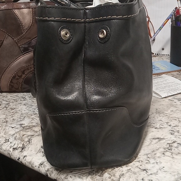 Coach authentic vintage black leather Hamptons handbag - Picture 4 of 16